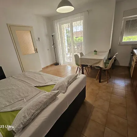 Ground Floor - Friendly In The Garden + Free Parking شقة